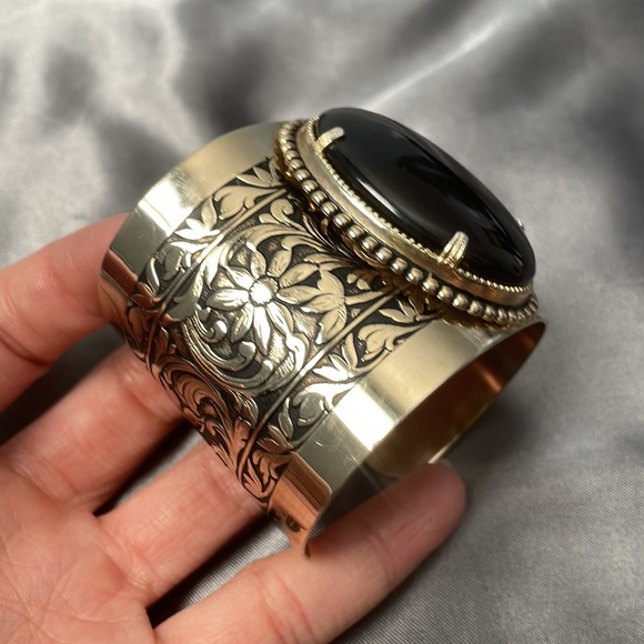 Vintage gold metal cuff bracelet with Onyx stone - Picture 5 of 6